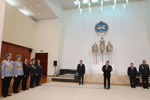 Төрийн дээд цол, одон, медаль гардууллаа