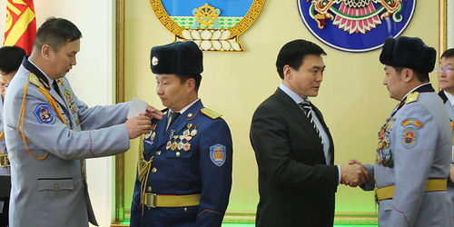 Албан хаагчдад шагнал гардууллаа