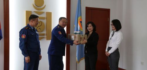Аврагчдад дархлаа дэмжих эм хүлээлгэн өгөв