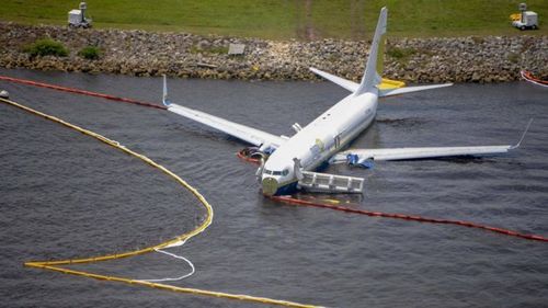 АНУ-д  “Boeing 737”-ийн онгоц осолдож, зорчигчид амиа алджээ