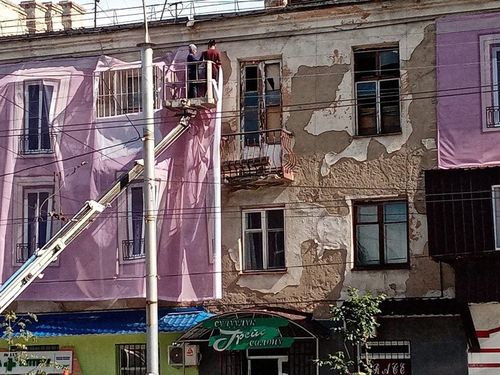 Кыргызстан: Засварлаж амжаагүй барилгаа хулдаасаар халхалжээ 