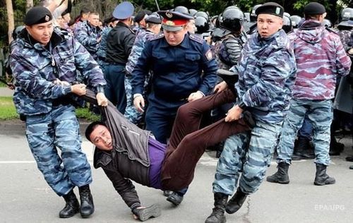 Казахстан: Жагсагчдыг баривчилж, олон нийтийн сүлжээг хязгаарлаж байна 