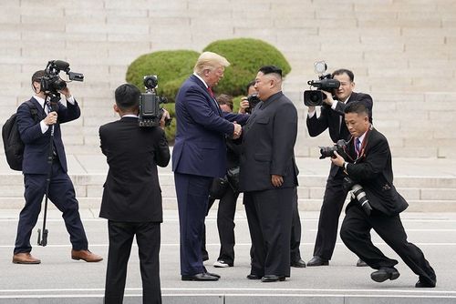 Трамп, Ким нарын “тавилттай шоу”  