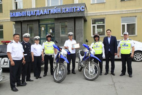 Баянзүрх дүүргийн замын цагдаа нар мотоциклтой боллоо