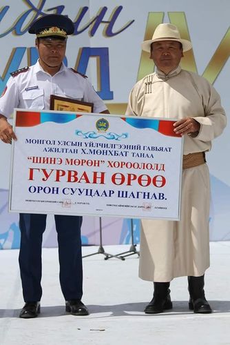 Гавьяат аврагчид гурван өрөө байр бэлэглэжээ
