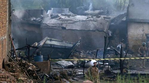 Пакистан: Орон сууцны хороололд онгоц унажээ 