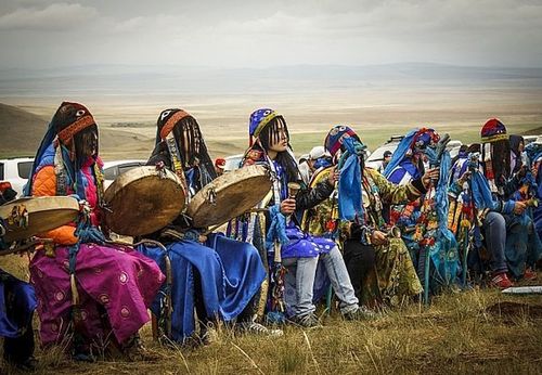 ОХУ: 40 бөө Сибирийн түймрийг унтраах бороо дуудахаар цуглана 