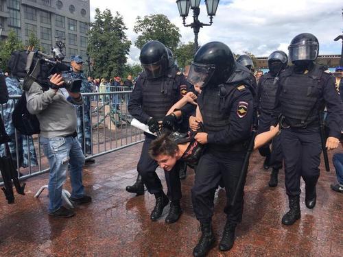 Москва дахь эсэргүүцэл: 828 хүн баривчлагджээ 