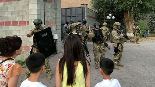 Киргиз: Атамбаевыг баривчлах тусгай ажиллагааны үеэр тусгай албаны дайчин амиа алджээ 
