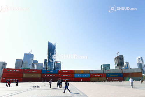 Сүхбаатарын талбайд олон тооны чингэлэг байршуулжээ