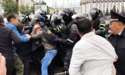 Буриад: Жагсагчдыг тараахаар утаат гранат шиджээ 