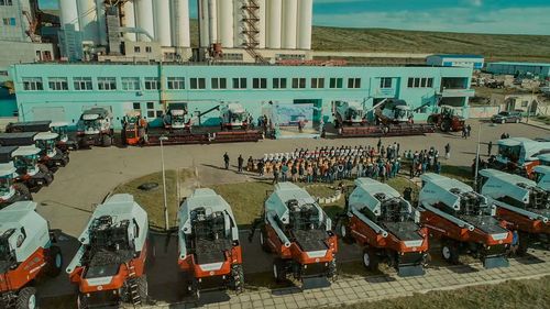 Тариаланчдад 36 ширхэг үр тариа хураах комбайн хүлээлгэн өгөв