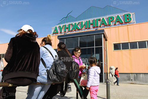 Дүнжингарав худалдааны төвийн түрээслэгчид хотын даргатай уулзахаар иржээ