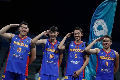 Сагсан бөмбөгчид түүхэн амжилт үзүүлэв