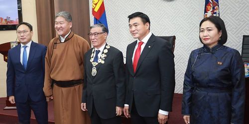 Ц.Баасанжавт “Ёслол хүндэтгэлийн гэрэгэ” гардууллаа