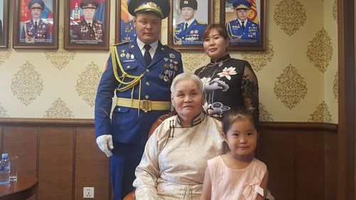 Үйлчилгээний гавьяат ажилтан, аврагч Х.Мөнхбат гурван өрөө байрандаа орлоо