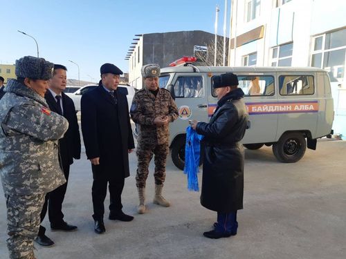 Шуурхай албаны автомашинтай боллоо