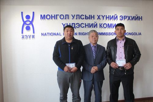 Галаас хүүхдийн амь аварсан иргэдийг шагналаа