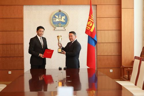 Ерөнхийлөгч Х.Баттулгад “Токио олимп” сангийн цомыг гардууллаа