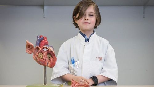 Есөн настай хүү их сургуулийн диплом гардана