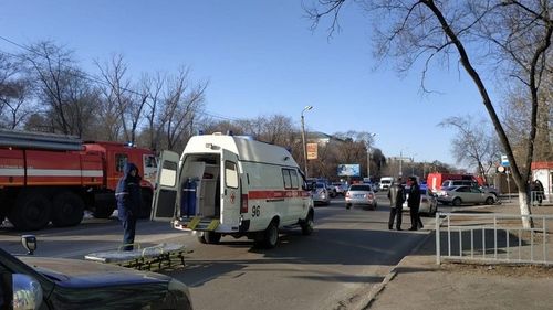 Үеийнхэндээ гадуурхагдсан хүү  ангийнхнаа бууджээ