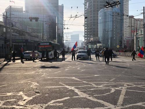 Жагсагчид явганаар авто замын хөдөлгөөнийг хааж байна