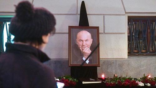 Москва: Юрий Лужковыг эцсийн замд нь үднэ
