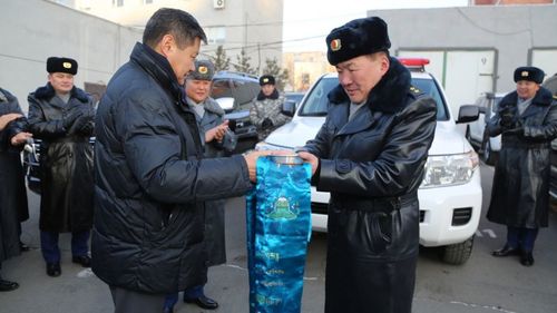 Шуурхай албаны автомашин хүлээлгэн өглөө