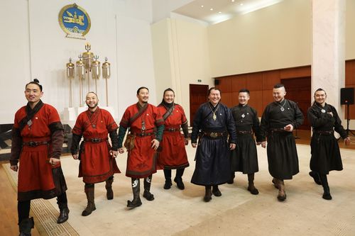 “The Hu” хамтлагийн гишүүдэд “Чингис хаан” одон гардууллаа