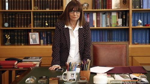 Грекийн анхны ЭМЭГТЭЙ ерөнхийлөгч Екатерина Саклларопулу
