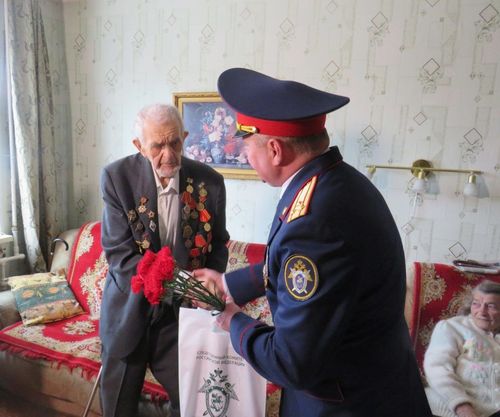 Хотод нь үлдсэн ганц ахмад дайчинд зориулж парад зохион байгуулжээ