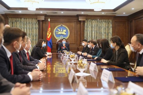 “Иргэний тэтгэвэр барьцаалсан зээлийн төлбөрийн үүргийг үнэт цаасаар төлөх тухай гэрээ”-нд гарын үсэг зурлаа