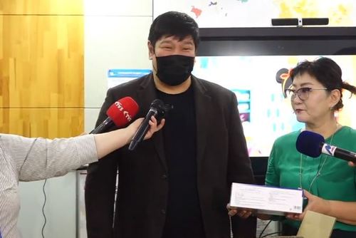 Жүжигчин М.Баярмагнай 10 мянган ширхэг бээлий хандивлав