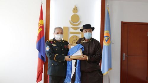 Батсүмбэрийн ахмадын газрын өндөр настнууд 5 сая төгрөг хандивлав