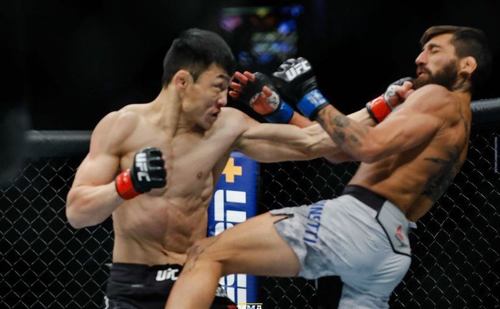 Монгол залуу анх удаа UFC-д тулалдаж яллаа