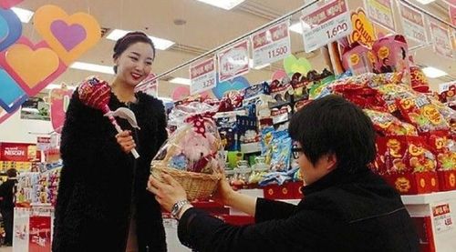 Цагаан өдөр: Япон эрчүүд бэлэгний хариуг эмэгтэйчүүдэд барих баяр