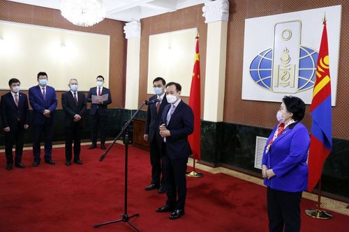 Хятад иргэдээс Монголд хандив гардуулав