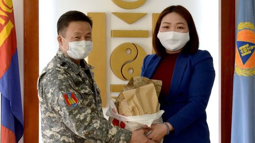 Улсын онцгой комисст 20 кг боорцог хандивлав