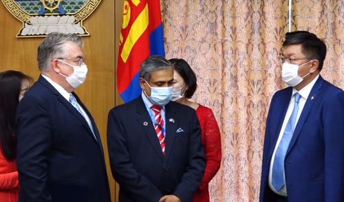 ШУУД: Хувийн хамгаалах хэрэгсэл хүлээлгэн өгч байна