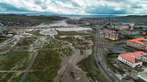 Баяр наадмын өдрүүдэд бороотой байх тул үерийн аюулаас урьдчилан сэргийлэхийг анхааруулж байна