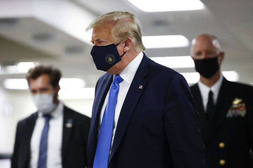 Дональд Трамд анх удаа маск зүүж, Жо Байдены доог болов уу