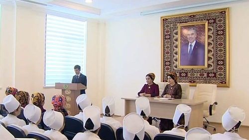 Туркмен: Шаардлага тавьсан эмч нарыг эрүүгийн хариуцлагад татна гэж сүрдүүлжээ