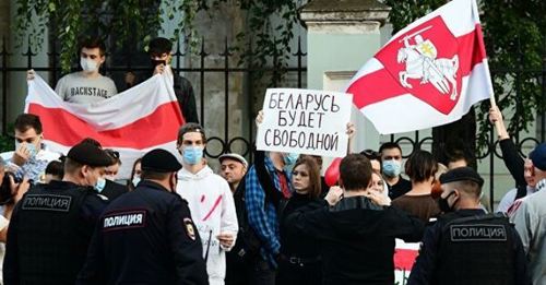 Москва хотноо беларусчуудыг дэмжсэн жагсаал болжээ
