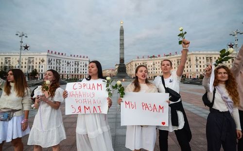 Беларусын эсэргүүцэл: Цэцэг барьсан бүсгүйчүүд, халагдсан дайчид тэмцэлд нэгдэв