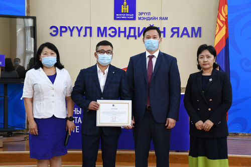 “Эмч гэр бүл” сэтгэл зүрхнийхээ дуудлагаар орон нутагт ажиллана