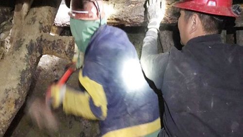Уурхайн нурангид дарагдсан хоёр иргэний нэгийг эсэн мэнд гаргалаа