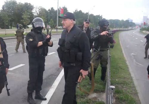 Беларусийн эсэргүүцэл: Зэвсэг агссан аав, хүү Лукашенко