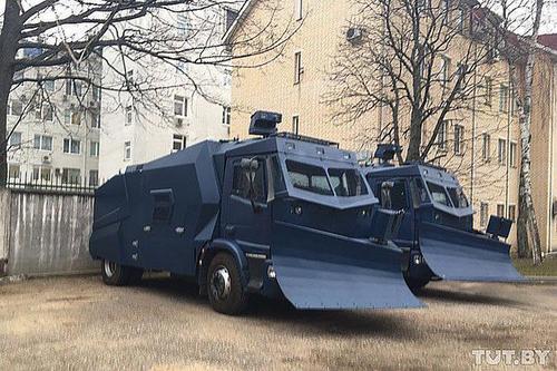 Беларусийн эсэргүүцэл: Лукашенкогийн ордны гадаа зогсоосон 