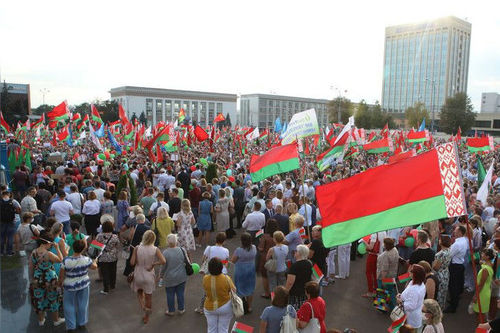 Беларусын эсэргүүцэл: Лукашенког дэмжсэн болон эсэргүүцсэн жагсаалууд болов