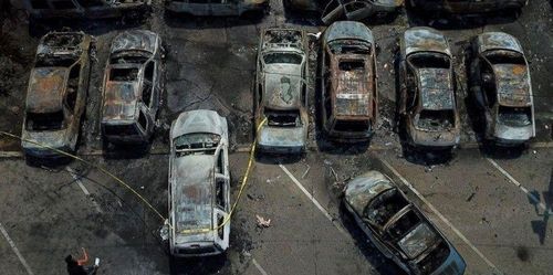 АНУ: Эмх замбараагүй байдлын үеэр автосалоныг галдан шатаажээ